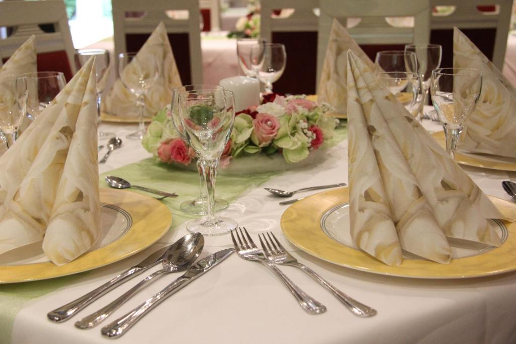 Hotel & Restaurant Park Cafe Isa แอร์ฟวร์ท ภายนอก รูปภาพ
